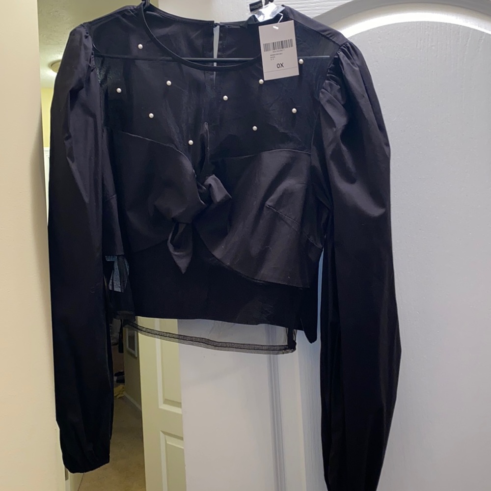 NWTs! Forever 21 plus pearl cropped blouse!